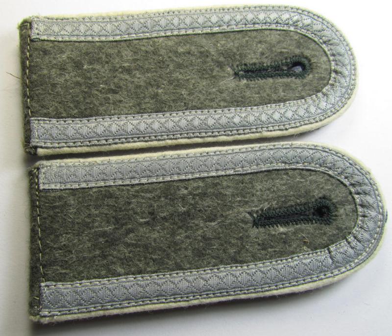 Attractive - and fully matching! - pair of WH (Heeres) NCO-type (ie. 'M40-/M43'-pattern) shoulderstraps as piped in the white- (ie. 'weisser'-) coloured branchcolour as was intended for usage by an: 'Unteroffizer eines Infanterie-Regiments'