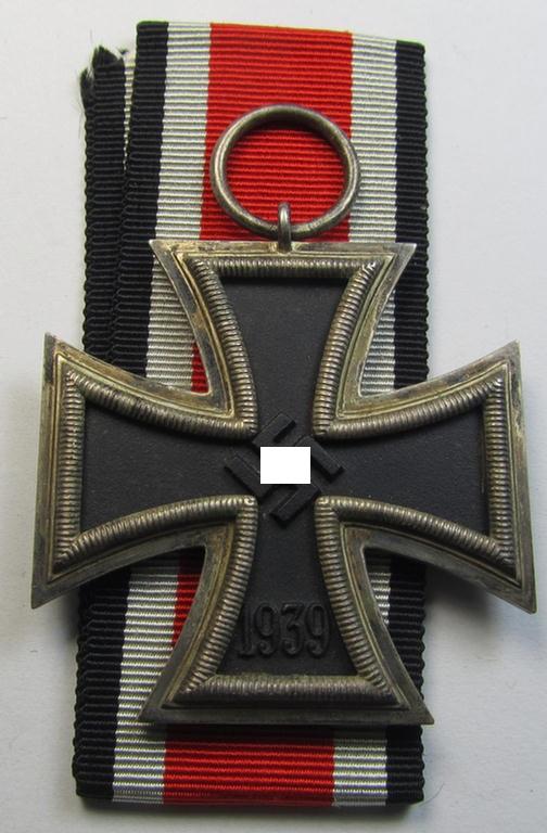 'Eisernes Kreuz II. Klasse' being a non-maker-marked example that comes together with its original- and never-mounted ribbon (ie. 'Bandabschnitt') as was (I deem) produced by the maker (ie. 'Hersteller'): 'Fritz Zimmermann'