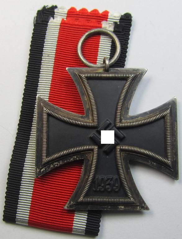 'Eisernes Kreuz II. Klasse' being a non-maker-marked example that comes together with its original- and never-mounted ribbon (ie. 'Bandabschnitt') as was (I deem) produced by the maker (ie. 'Hersteller'): 'Ernst L. Müller'