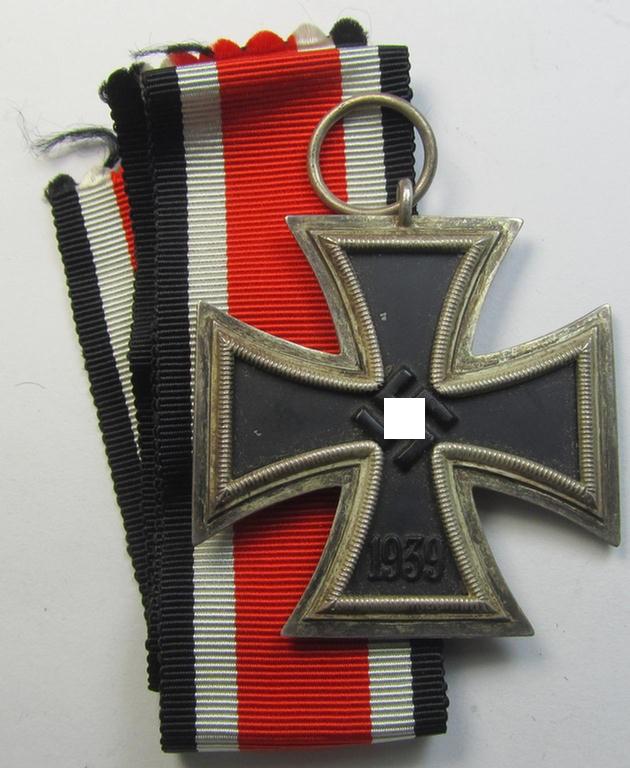 'Eisernes Kreuz II. Klasse' being a non-maker-marked example that comes together with its original- and never-mounted ribbon (ie. 'Bandabschnitt') as was (I deem) produced by the maker (ie. 'Hersteller'): 'Rudolf Souval'