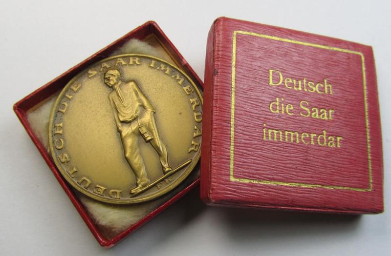 Attractive - and detailed! - golden-bronze-toned commemorative-award-plaque (ie. 'Erinnerungs- o. nichttragbare Medaille') entitled: 'Volksabstimmung im Saargebiet - 13.-1-1935' and that comes stored in its period etui
