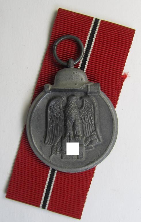 Medal-set: 'Winterschlacht im Osten 1941-42' being a clearly maker- (ie. '55'-) marked- (and/or 'Feinzink'-based) specimen by the maker: 'J.E. Hammer & Söhne' and that comes together with its (non-confectioned) ribbon (ie. 'Bandabschnitt')