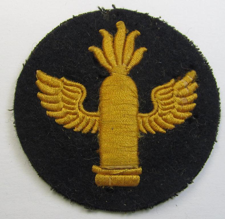 Attractive, WH (Kriegsmarine) neatly machine-embroidered, golden-yellow-coloured so-called: naval career- ie. specialist-armbadge (ie. 'Tätigkeits-Abzeichen') as was intended for usage by: 'Küstenartillerie-Personal'