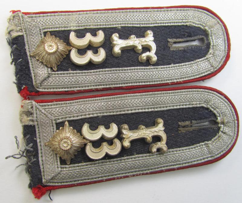 Fully matching - and truly scarcely seen! - pair of neatly 'cyphered', WH (Luftwaffe) NCO-type shoulderstraps as was intended for a: 'Wachtmeister des Festungs-Flakartillerie-Abteilungs o. Regiments 33'