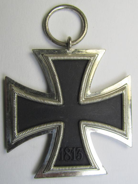 Superb, 'Eisernes Kreuz 2. Kl.' (ie. Iron Cross 2nd Class) being a non-maker-marked example that comes stored in its period, 'Zellstoff'-based pouch as was produced by the: 'Wilhelm Deumer'-company