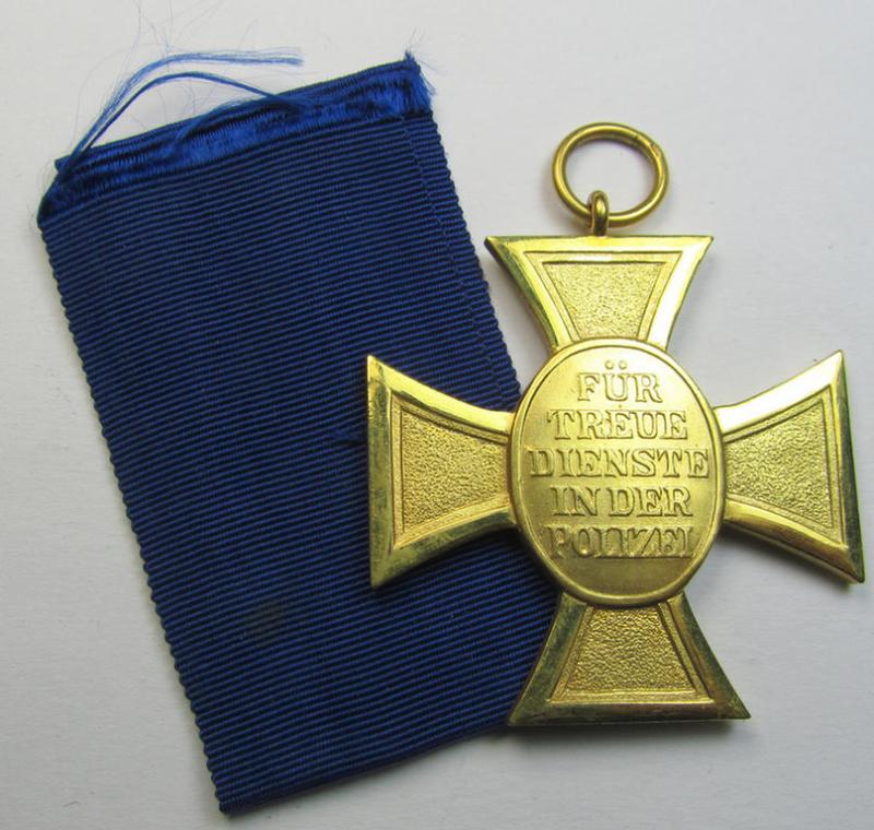 Attractive, golden-class 'Polizei-Dienstauszeichnung 1. Stufe' (or: police loyal-service medal first-class) being a non-maker-marked example that comes together with its accompanying ribbon (ie. 'Bandabschnitt')