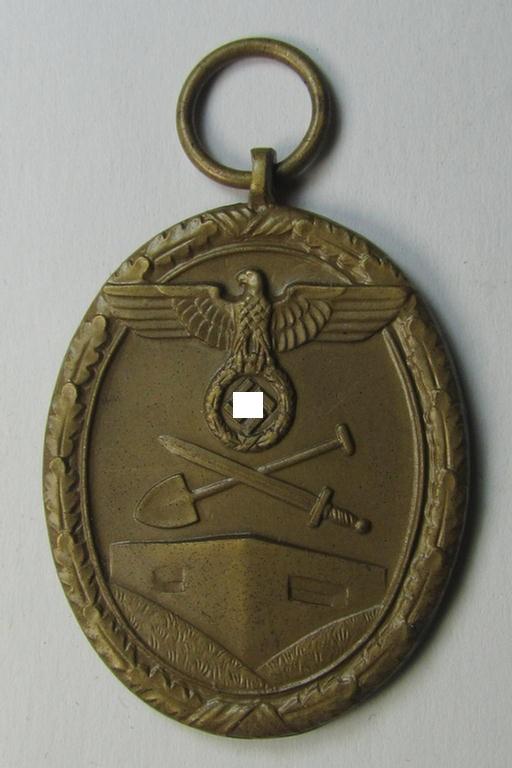 Superb medal-set: 'Deutsches Schutzwall Ehrenzeichen' (aka: 'Westwall'-medal) being a non-maker-marked- and/or: 'Buntmetall'-based specimen that comes packed in its original pouch of issue by the: 'August Menze & Sohn'-company