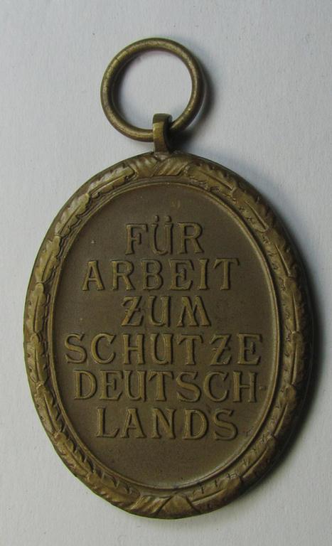 Superb medal-set: 'Deutsches Schutzwall Ehrenzeichen' (aka: 'Westwall'-medal) being a non-maker-marked- and/or: 'Buntmetall'-based specimen that comes packed in its original pouch of issue by the: 'August Menze & Sohn'-company