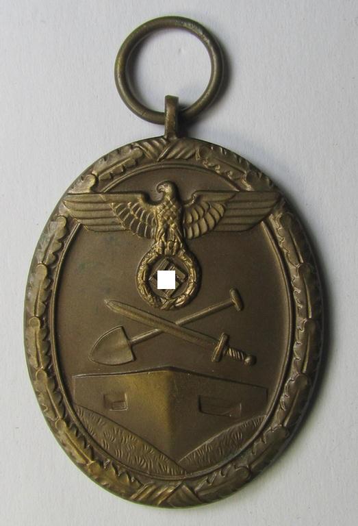 Superb medal-set: 'Deutsches Schutzwall Ehrenzeichen' (aka: 'Westwall'-medal) being a non-maker-marked- and/or: 'Buntmetall'-based specimen that comes packed in its original pouch of issue by the: 'Metallwarenfabrik …. & Sohn'-company