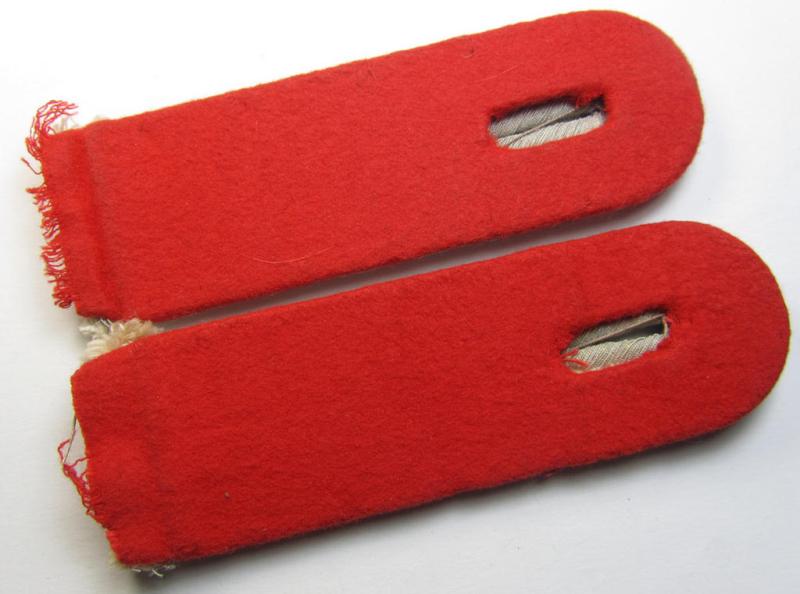Neat - and fully matching! - pair of WH (Heeres) officers'-type shoulderboards as piped in the bright-red- (ie. 'hochroter'-) coloured branchcolour as was intended for a: 'Leutnant eines  (Sturm)Artillerie-Regiments'