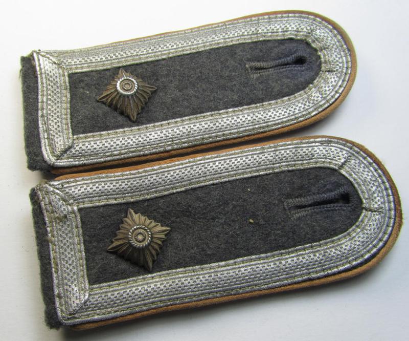 Attractive - and fully matching - pair of WH (Luftwaffe) NCO-type shoulderstraps as piped in the light-brown-coloured branchcolour as was intended for a: 'Feldwebel der Nachrichten-Truppen'