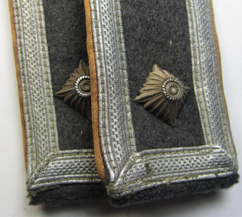 Attractive - and fully matching - pair of WH (Luftwaffe) NCO-type shoulderstraps as piped in the light-brown-coloured branchcolour as was intended for a: 'Feldwebel der Nachrichten-Truppen'