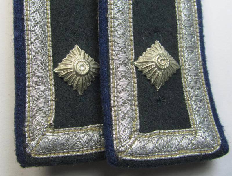 Attractive - and fully matching! - pair of WH (Heeres), early-war period- (ie. 'M36/M40'-pattern-, rounded-styled- and/or 'tailor-made') NCO-type shoulderstraps as was intended for a: 'Feldwebel einer Sanitäts-Abteilungs'