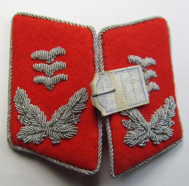 Attractive - and/or fully matching! - pair of neatly hand-embroidered WH (LW) officers'-type collar-patches as executed in bright-red-coloured wool as was intended for usage by a: 'Hauptmann der Flak-Artillerie-Truppen'