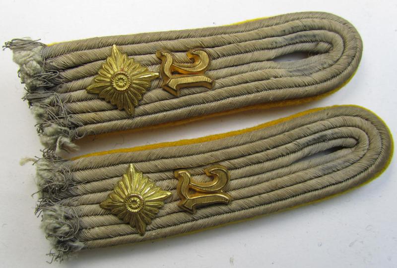 Superb - and fully matching! - pair of WH (Heeres) 'cyphered' officers'-type shoulderboards as was intended for - and used by! - an: 'Oberleutnant eines Kavallerie o. Aufklärungs-Abteilungs'