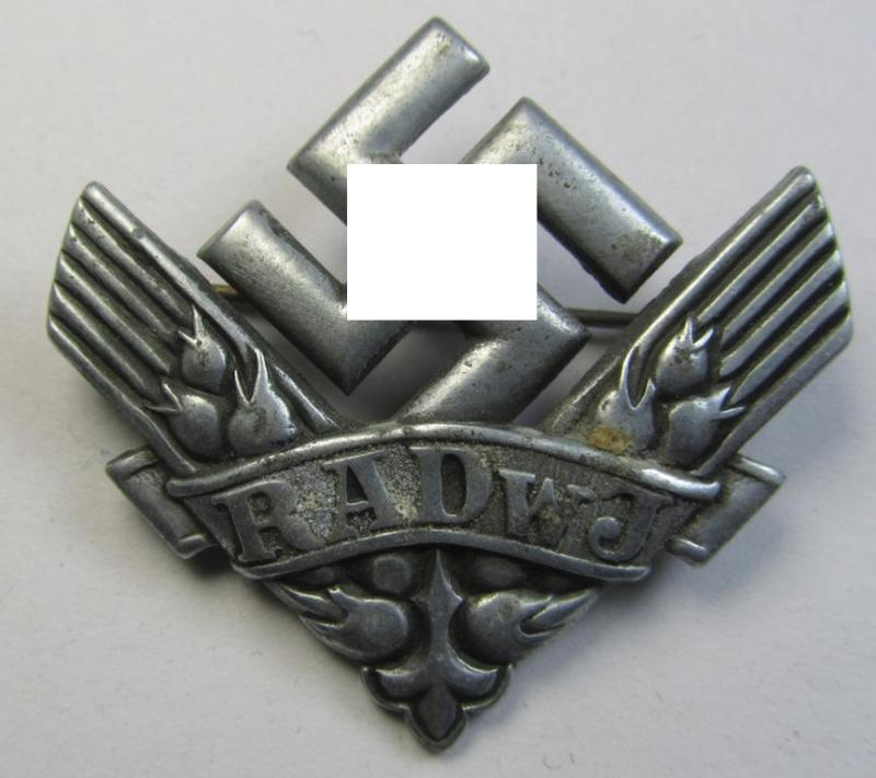 Lapel-pin (ie. 'brooch' or: 'Brosche') as was intended for a female member serving within the: 'Reichsarbeitsdienst der weiblichen Jugend' (or RADwJ) being a so-called: 'Brosche für Kriegshilfsdienst'