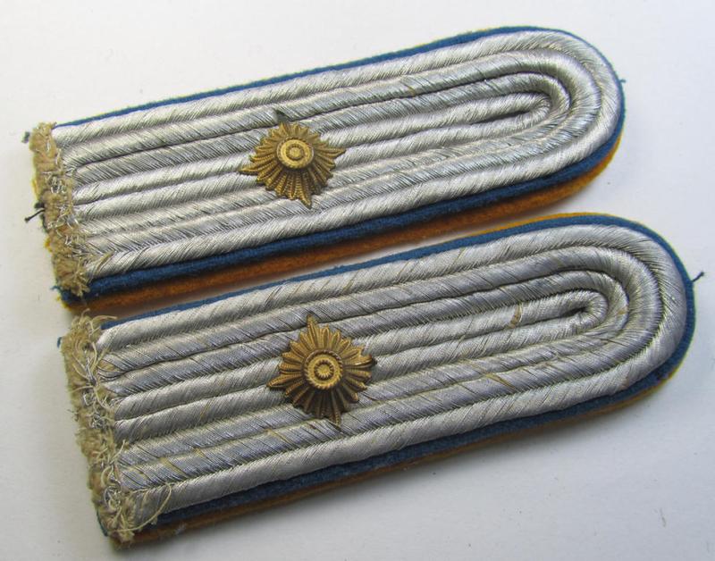 Attractive - and fully matching! - pair of WH (Luftwaffe) 'dual-piped', officers'-type shoulderboards as was intended for usage by an: 'Oberleutnant der Reserve eines Flieger- o. Fallschirmjäger-Regiments'