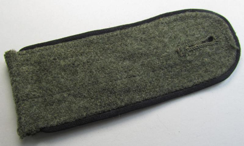 Single, later-war-period, so-called: 'M44'-pattern, simplified WH (Heeres) enlisted-mens'-type shoulderstrap as piped in the black-coloured branchcolour as was intended for usage by a: 'Soldat der Pionier-Truppen'