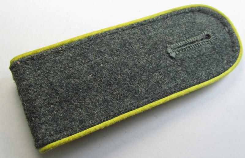 Single, later-war-period, so-called: 'M44'-pattern, simplified WH (Heeres) enlisted-mens'-type shoulderstrap as piped in the bright-yellow-coloured branchcolour as was intended for usage by a: 'Soldat der Nachrichten-Truppen'