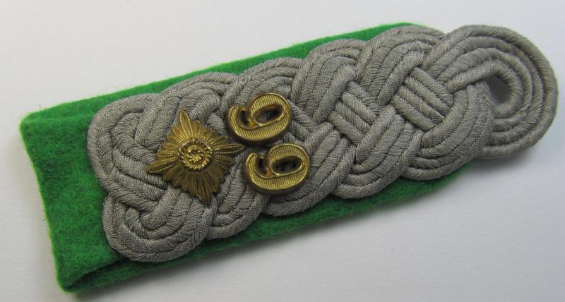 Attractive - albeit regrettably single - WH (Heeres) 'cyphered' officers'-type shoulderboard as piped in the darker-green- (ie. 'grüner'-) coloured branchcolour as was intended for an: 'Oberstleutnant des Gebirgsjäger-Regiments 99'