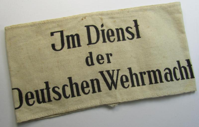Attractive - and hardly used! - WH (Heeres) related, white-coloured armband (ie. 'Armbinde') being of the 'entirely printed'-type showing the text: 'Im Dienst der Deutschen Wehrmacht'