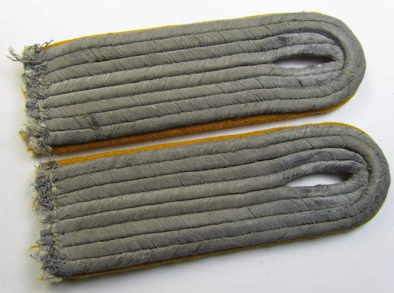 Neat - and fully matching! - pair of WH (Heeres) officers'-type shoulderboards as was intended for - and clearly used by! - a: 'Leutnant eines Kavallerie o. Aufklärungs-Abteilungs'