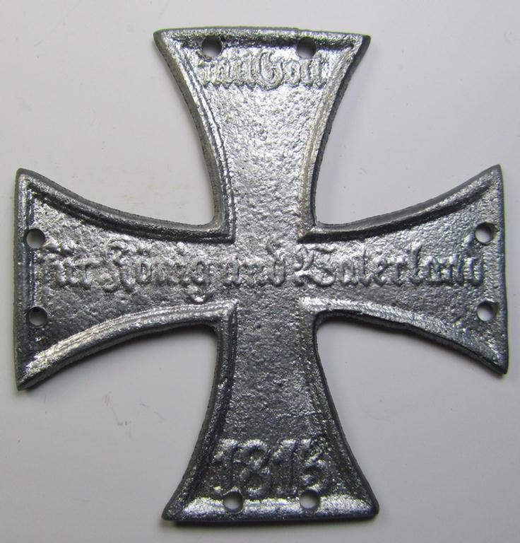 Unusual, typical 'molded', silver-coloured (and I deem 'zinc'-based) so-called: patriotic 'door-plaque' depicting an: 'Eisernes Kreuz II. Klasse' that is showing the text: 'Mit Gott für König und Vaterland 1813'