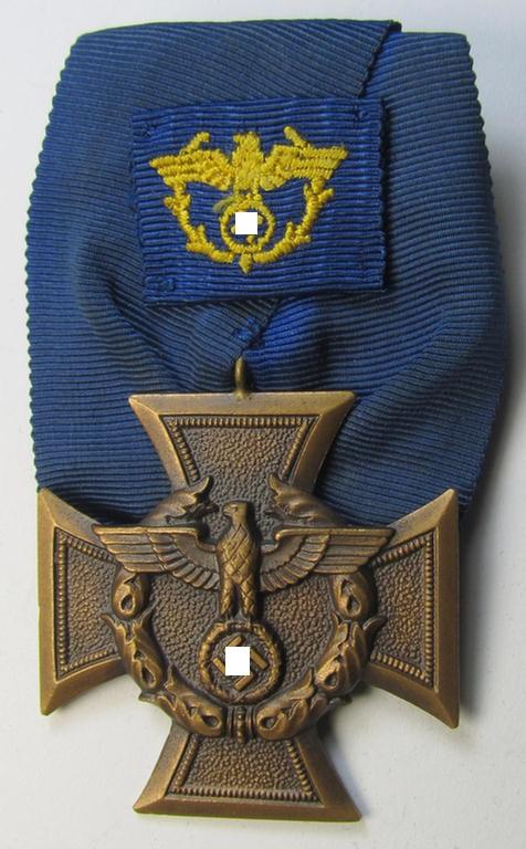 Superb, 'Zollgrenzschütz-Ehrenzeichen' (or: customs loyal-service medal) that comes mounted as a so-called: 'Einzelspange' (showing a bluish-coloured 'Bandabschnitt' showing the interwoven 'Zollgrenzschütz'-eagle-device)