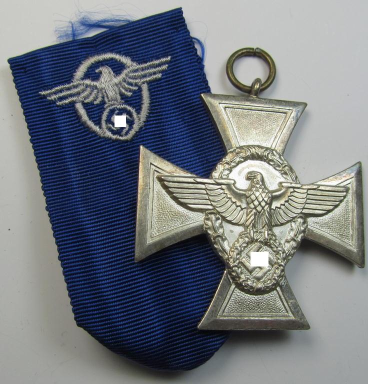 Attractive, silver-class 'Polizei-Dienstauszeichnung 2. Stufe' (or: police loyal-service medal second-class) being a non-maker-marked example that comes together with its accompanying (long-sized!) ribbon (ie. 'Bandabschnitt')