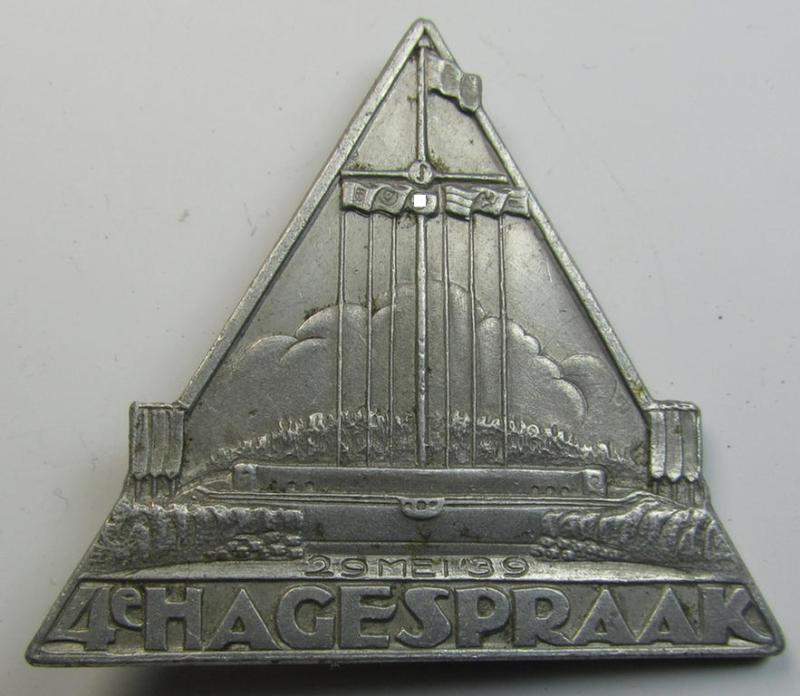 Dutch NSB-party-related: 'Hagespraak'-lapel-pin (ie. 'Veranstaltungsabzeichen' ie. tinnie) that is executed in silver-toned aluminium-based metal and that is depicting the text: '4e Hagespraak - 29 Mei 1939'