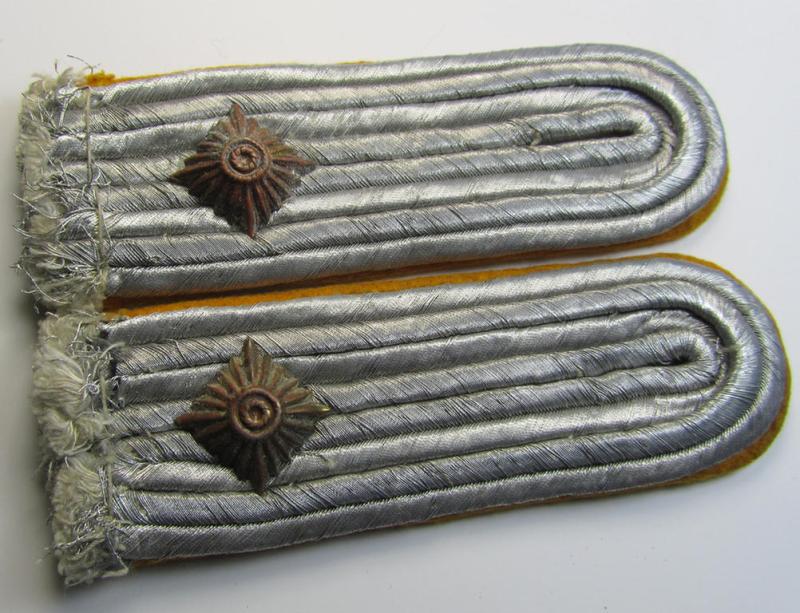Fully matching pair of WH (Luftwaffe) officers'-type shoulderboards (ie. 'Schulterstücke für Offiziere') as piped in the golden-yellow-coloured brancolour as was intended for usage by an: 'Oberleutnant der Flg.- o. Fallschirmjäger-Truppen'