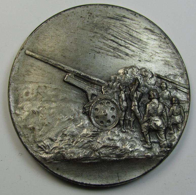 Commemorative, silver-toned- (and I deem 'Buntmetall'-based) - TR-period (ie. 'Deutsche Wehrmacht'-related) plaque (ie. 'Erinnerungs- o. nichttragbare Auszeichnungsplakette') depicting a group of artillery soldiers and canon