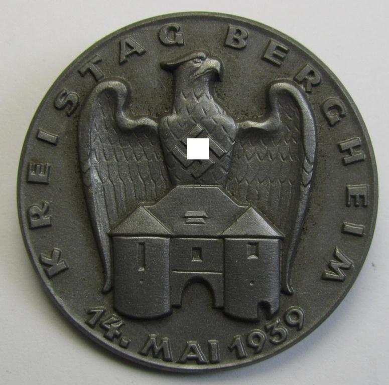 Neat, commemorative- and/or resin-based, greyish-silver-coloured - N.S.D.A.P.-related 'tinnie', being a maker- (ie. 'Steinhauer & Lück'- ie. 'RzM M9/50'-) marked example showing the text: 'Kreistag Bergheim - 14. Mai 1939'