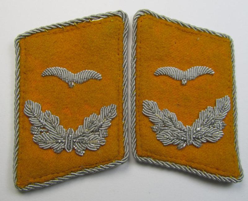 Fully matching pair of WH (Luftwaffe) officers'-type collar-patches (ie. 'Kragenspiegel für Offiziere') as executed in golden-yellow-coloured wool as was intended for usage by a: 'Leutnant der Flg.- o. Fallschirmjäger-Truppen'