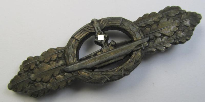 Superb, 'U-Bootfrontspange in Bronze' (or: bronze class sub-marine combat-clasp) being a maker- (ie. 'Entw. Peekhaus Berlin - Ausf.Schwerin Berlin S.W.'-) marked- and/or minimally 'converse-shaped' example