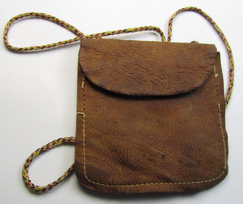 Neat, natural-coloured- and/or genuine leather-based etui (ie. 'Tragetasche') as was intended to store an ID-disc (ie. 'Tragetasche für Erkennungsmarke') and that comes in a moderately used- ie. worn, condition
