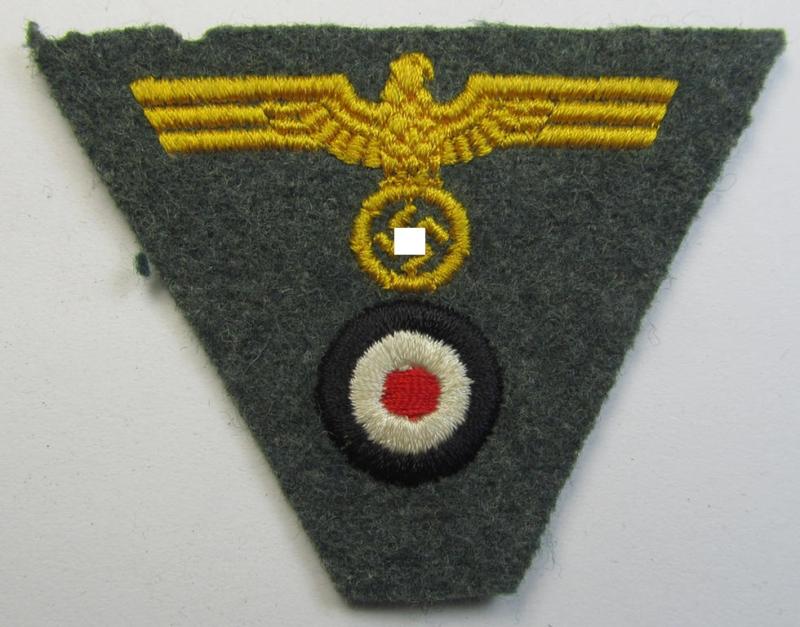 Neat - and scarcely found! - WH (KM o. Küstenart.) so-called: 'M43-pattern' cap-eagle/cocarde (ie. cap-trapezoid or: 'Mützentrapez') as was specifically produced for the field-grey-coloured 'M-43'-model-caps (ie. 'Einheitsfeldmützen')