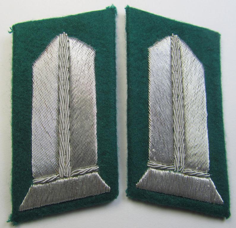 Attractive - and matching! - pair of RAD- (ie. 'Reichsarbeitsdienst') hand-embroidered, officers'-type collar-tabs (of the 2nd pattern) as mounted onto a green-coloured background as was intended for a medium-ranked RAD-officer ('mittlere Führer')