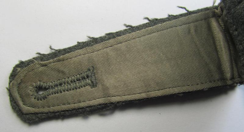 Neat - albeit regrettably single! - WH (Heeres) - I deem - mid-war-period- (ie. 'M41/M43'-pattern) NCO-type shoulderstrap as was intended for usage by an: 'Unterwachtmeister einer (Sturm)Art.-Rgts.'
