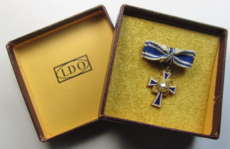 Miniature of an: 'Ehrenkreuz der deutschen Mutter - erste Stufe' (or: golden-class mothers'-cross) being a neatly maker- (ie. 'L/57'-) marked example that comes stored in its period, bordeaux-red-coloured- and two-pieced- & 'LDO'-marked box