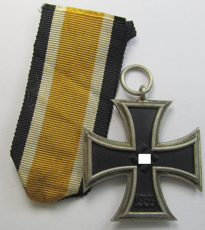 Stunning, 'Eisernes Kreuz 2. Klasse' (or: iron cross 2nd class) being an early-period, non-maker-marked- and/or magnetic specimen as was executed in the so-called: 'Schinkel'-pattern by (I deem) the maker: 'W. Deumer'
