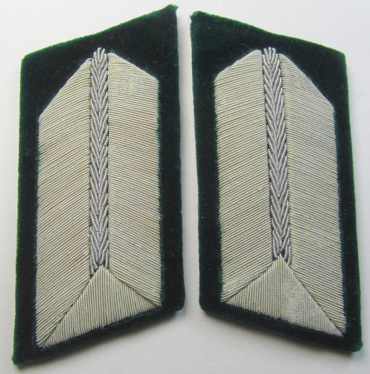 Attractive - and matching! - pair of RAD- (ie. 'Reichsarbeitsdienst') hand-embroidered, officers'-type collar-tabs as mounted onto a green-coloured- (and velvet!) background as was intended for a medium-ranked RAD-officer ('mittlere Führer')