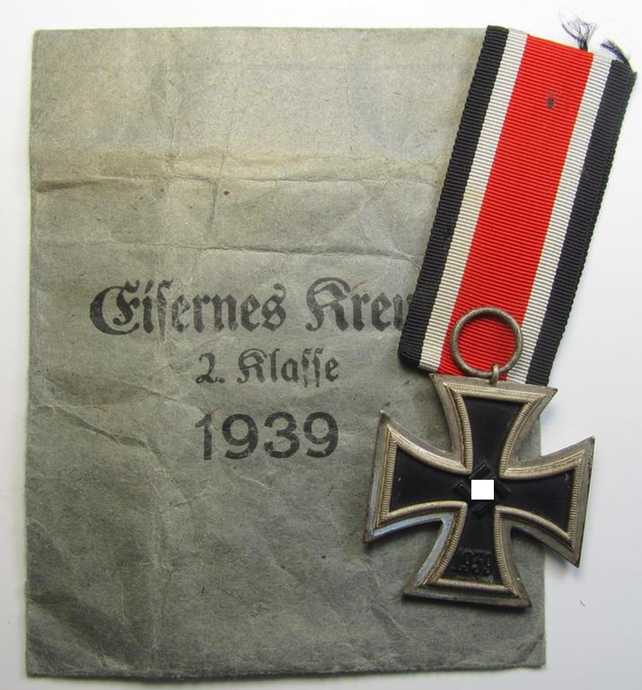 Attractive, 'Eisernes Kreuz 2. Kl.' (ie. Iron Cross 2nd Class) being a maker- (ie. '13'-) marked example that comes stored in its period 'Zellstoff'-based pouch as was produced by the: 'Gustav Brehmer'-company