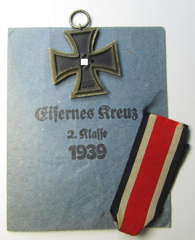 Attractive, 'Eisernes Kreuz 2. Kl.' (ie. Iron Cross 2nd Class) being a non-maker-marked example that comes stored in its period 'Zellstoff'-based pouch as was produced by the: 'J.C. Hammer & Söhne'-company
