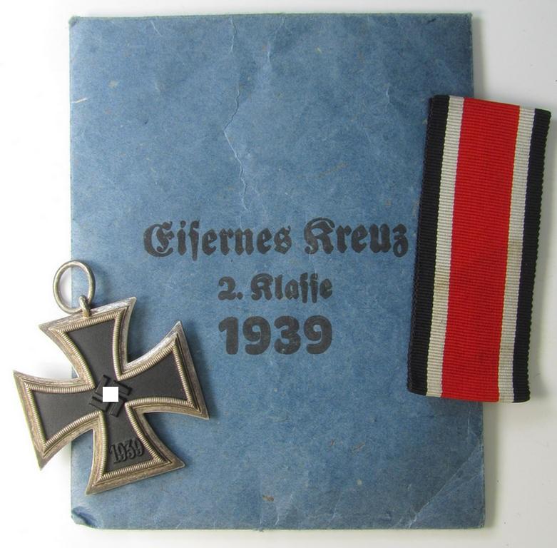 Attractive, 'Eisernes Kreuz 2. Kl.' (ie. Iron Cross 2nd Class) being a non-maker-marked example that comes stored in its period 'Zellstoff'-based pouch as was disseminated by the: 'Walter & Henlein'-company