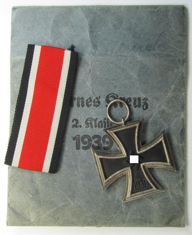 Attractive, 'Eisernes Kreuz 2. Kl.' (ie. Iron Cross 2nd Class) being a non-maker-marked example that comes stored in its period 'Zellstoff'-based pouch as was produced by the: 'Klein & Quenzer'-company