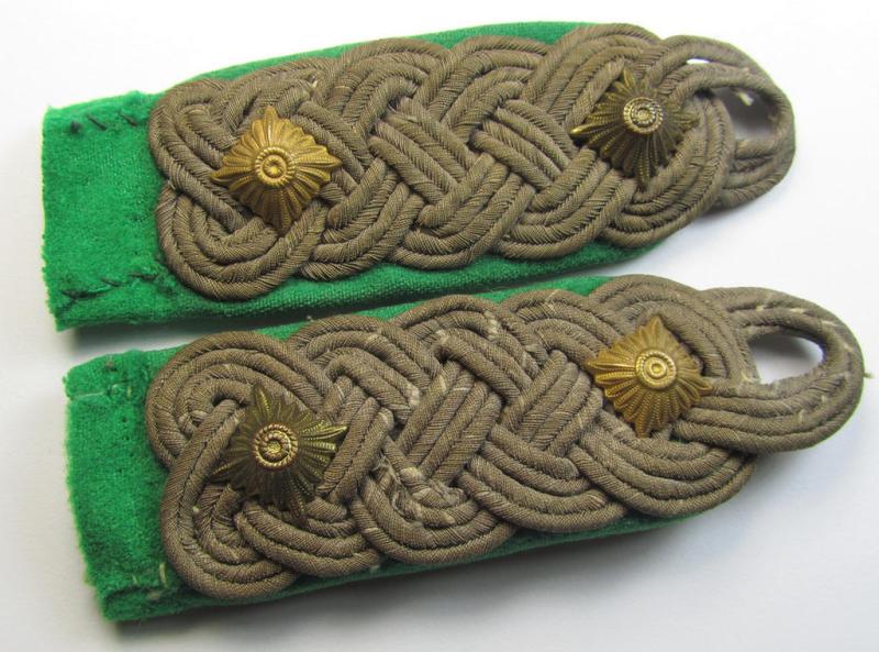 Attractive - and fully matching! - pair of 'high-ranked', WH (Heeres) officers'-pattern shoulderstraps as was intended for usage by an: 'Oberst eines Gebirgsjäger-Regiments'
