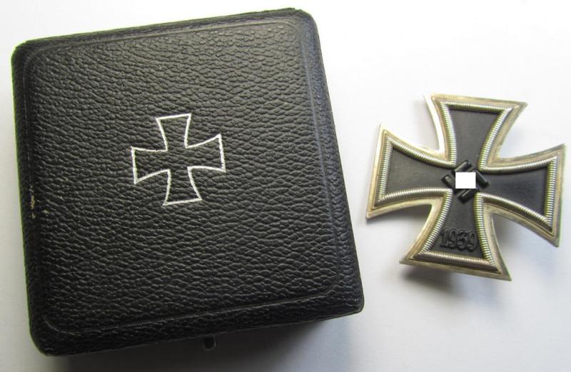 Superb, 'Eisernes Kreuz 1. Kl.' (or: Iron Cross 1st class) being a typical, non-maker-marked example by the maker (ie. 'Hersteller'): 'Fritz Zimmermann' ('Herst. 6.') and that comes in its original, 'generic-styled' etui as issued