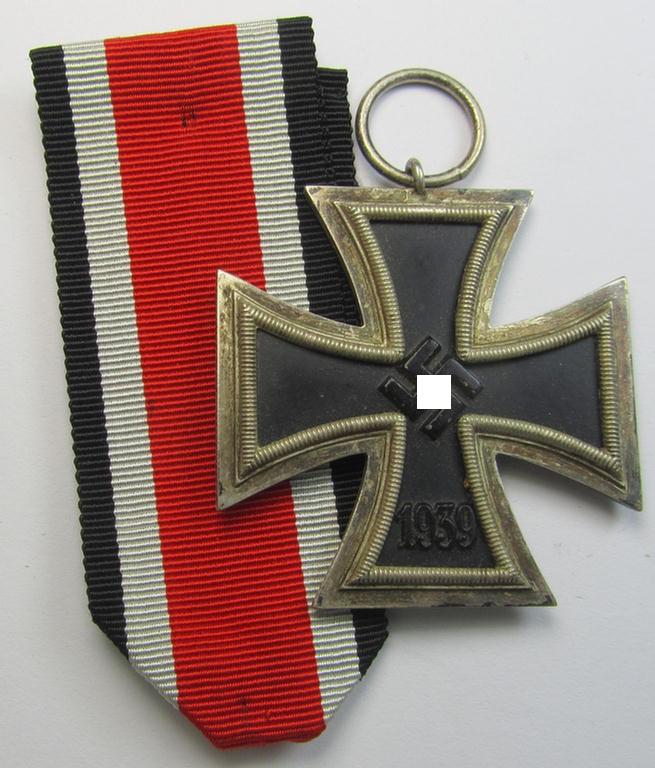 Attractive, 'Eisernes Kreuz II. Klasse' being a non-maker-marked example that comes together with its original- and never-mounted ribbon (ie. 'Bandabschnitt') as was (I deem) produced by the maker (ie. 'Hersteller'): 'Grossmann & Co.'