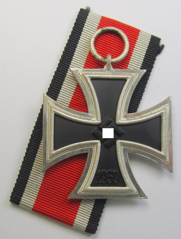 Stunning, 'Eisernes Kreuz II. Klasse' being a non-maker-marked example that comes together with its original- and never-mounted ribbon (ie. 'Bandabschnitt') as was (I deem) produced by the maker (ie. 'Hersteller'): 'Rudolf Wächtler & Lange'
